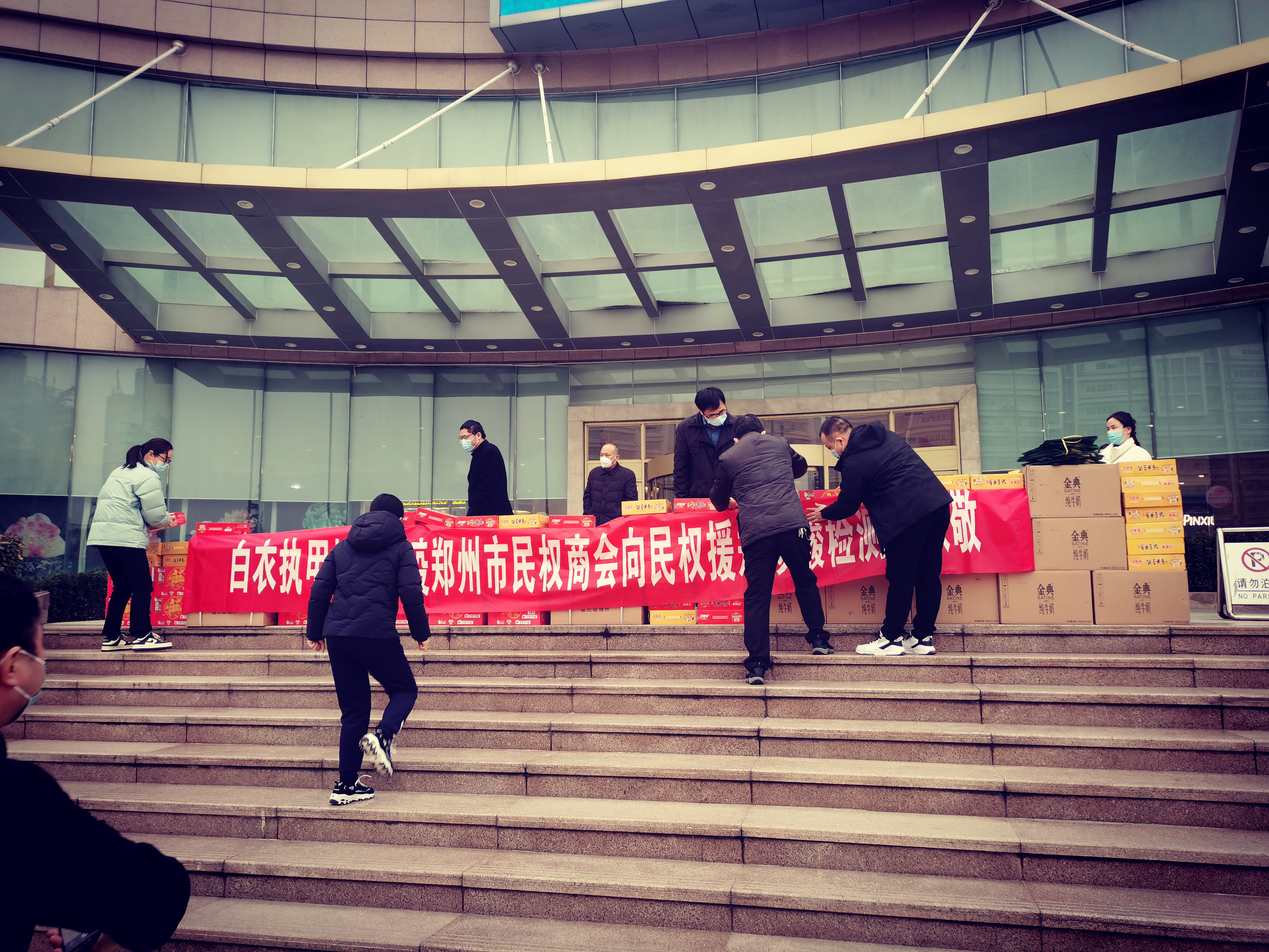 【共克时艰 携手抗疫】郑州市民权商会看望民权援郑核酸检测采集队员(图2)