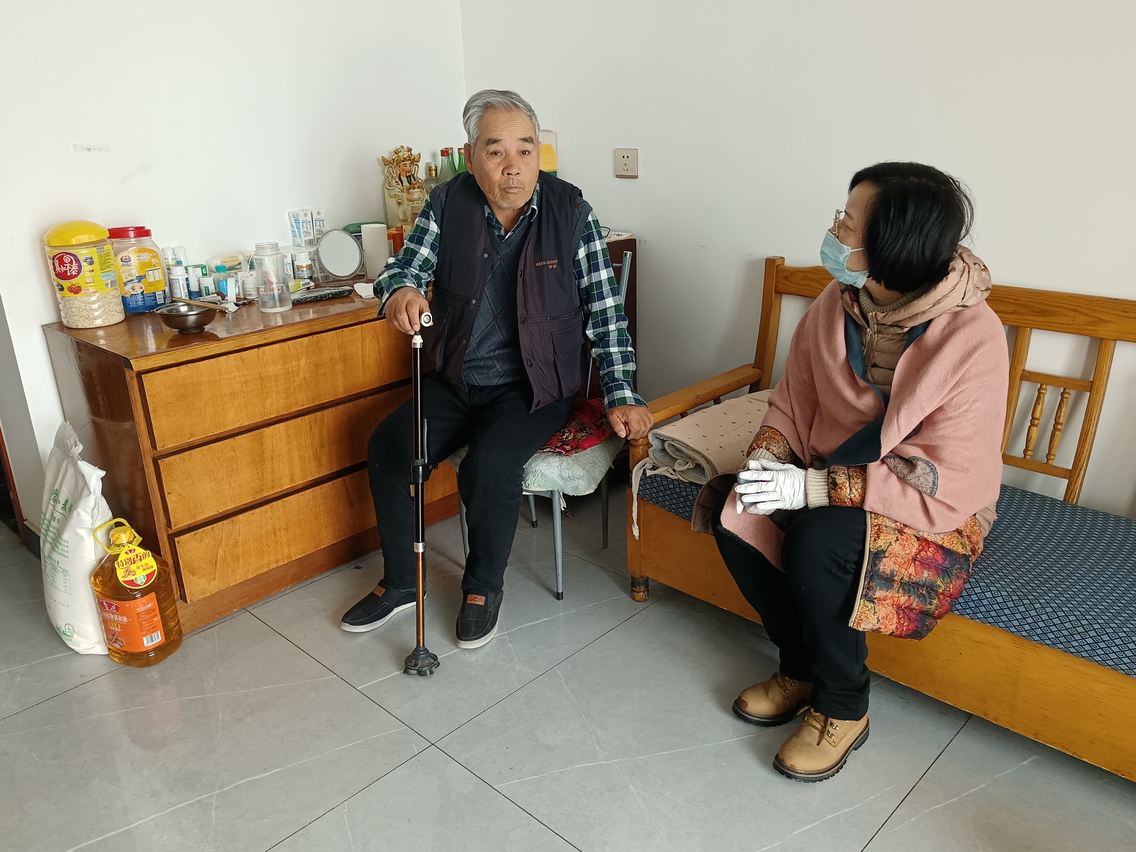 雪天走访暖人心  党员服务显真情——登封市工商联慰问机关老干部(图1)