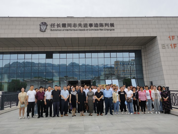 登封市工商联组织商协会赴任长霞纪念馆参观学习(图1)