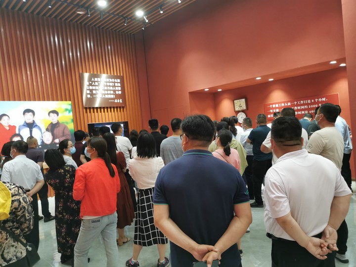 登封市工商联组织商协会赴任长霞纪念馆参观学习(图2)