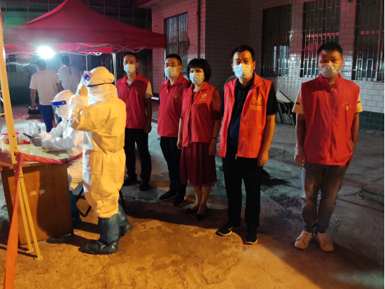 荥阳市工商联：让党旗在防疫一线高高飘扬(图1)