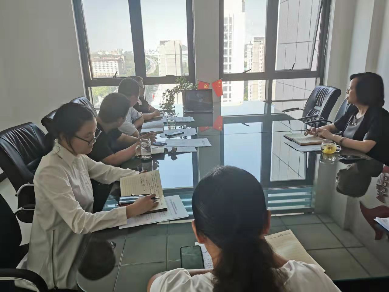 登封市工商联组织机关干部观看豫剧《情满合欢寨》(图1)