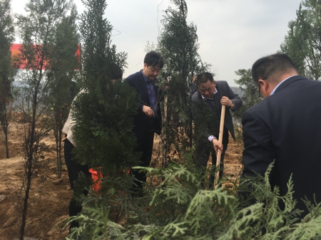 新密市工商联人携手共建同心林(图1)