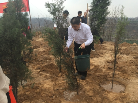 新密市工商联人携手共建同心林(图3)