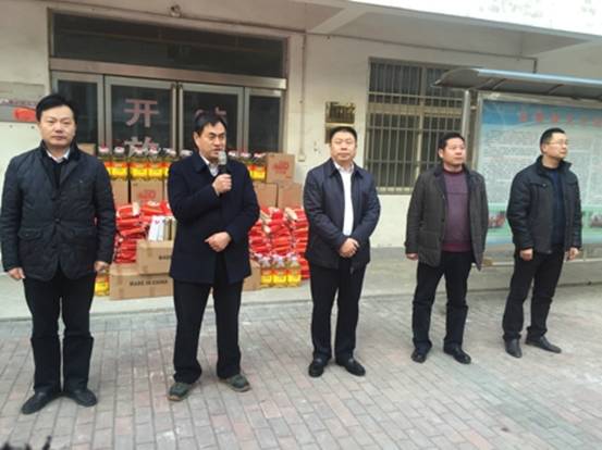 新密市政协副主席、工商联主席宋林祥走访慰问环卫工人(图1)