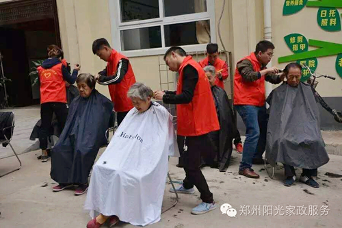 管城区工商联举办老人“相聚一家亲 爱在重阳”联谊活动(图2)