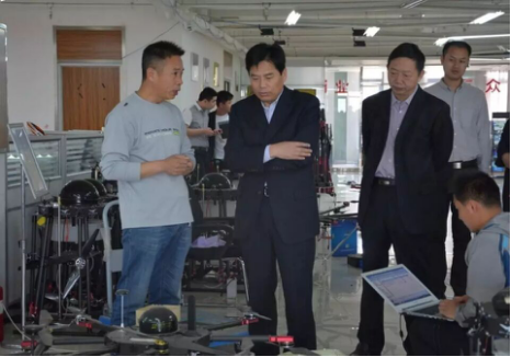 郑州市市信息化工作办公室主任潘喜春一行莅临金水区杨金路街道智慧公园视察指导(图1)