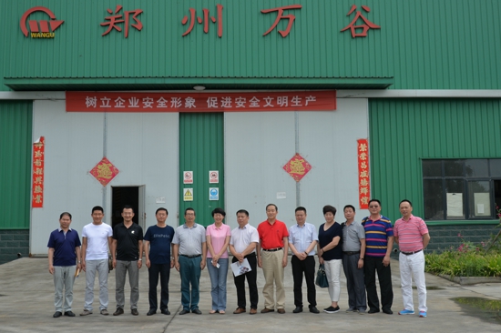 青岛市工商联企业家参观上街区工商联执委企业(图2)