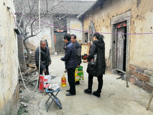 登封市工商联开展“走访慰问贫困户 清洁家园暖人心”活动(图1)