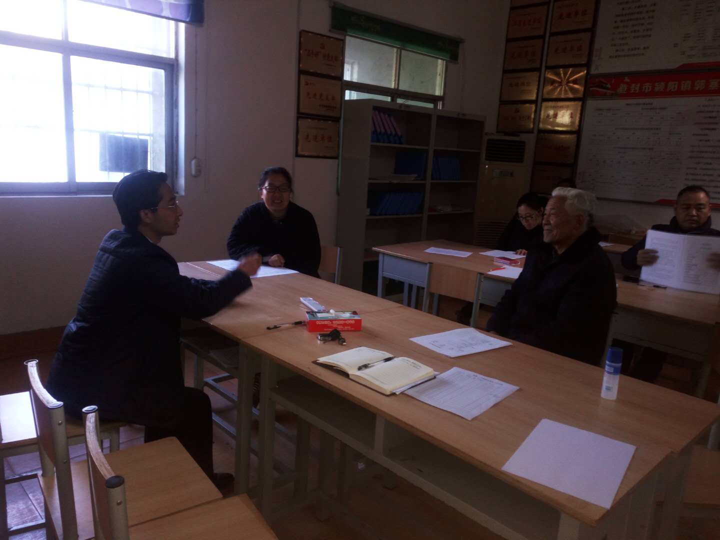 登封市工商联开展“走访慰问贫困户 清洁家园暖人心”活动(图1)