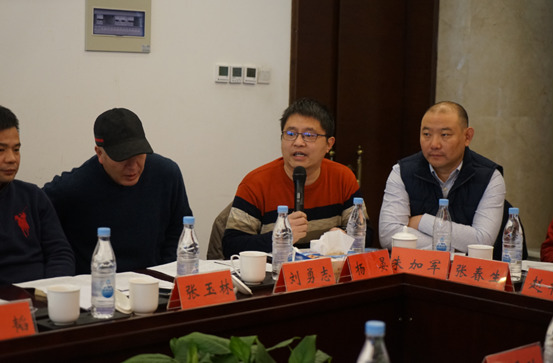 金水区工商联组织非公经济代表人士集体学习全国工商联十二大精神(图2)