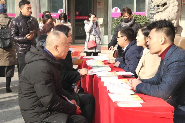 金水区商会携手非公企业开展“尊法守法·携手筑梦”农民工公益法律服务活动(图1)