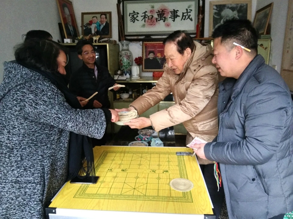 登封市工商联走访慰问机关退休老干部(图1)