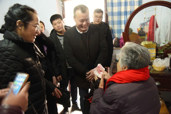 管城区工商联携所辖商会走访慰问贫困户(图2)
