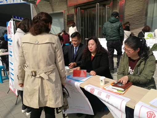 金水区文化路街道商会举办“春风行动”送温暖招聘会(图1)