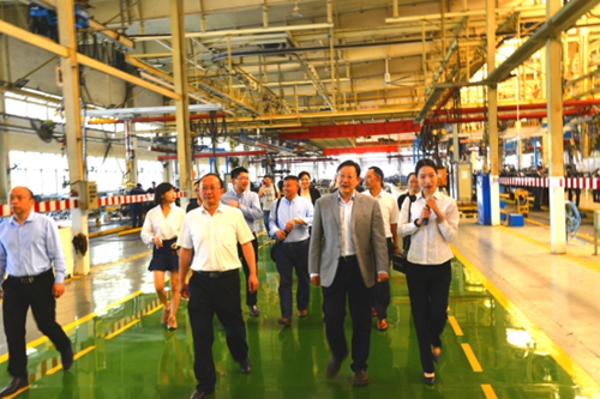 管城区工商联：贵州省安龙县政协、工商联到宇通公司参观考察(图2)