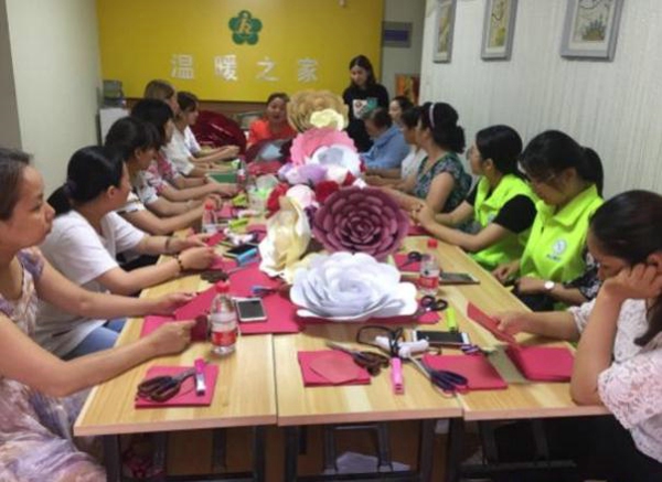 二七区街道商会开展残疾人手工花艺培训活动(图1)