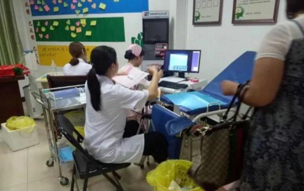 二七区街道商会联合辖区非公企业组织“两癌筛查”健康普查活动(图1)