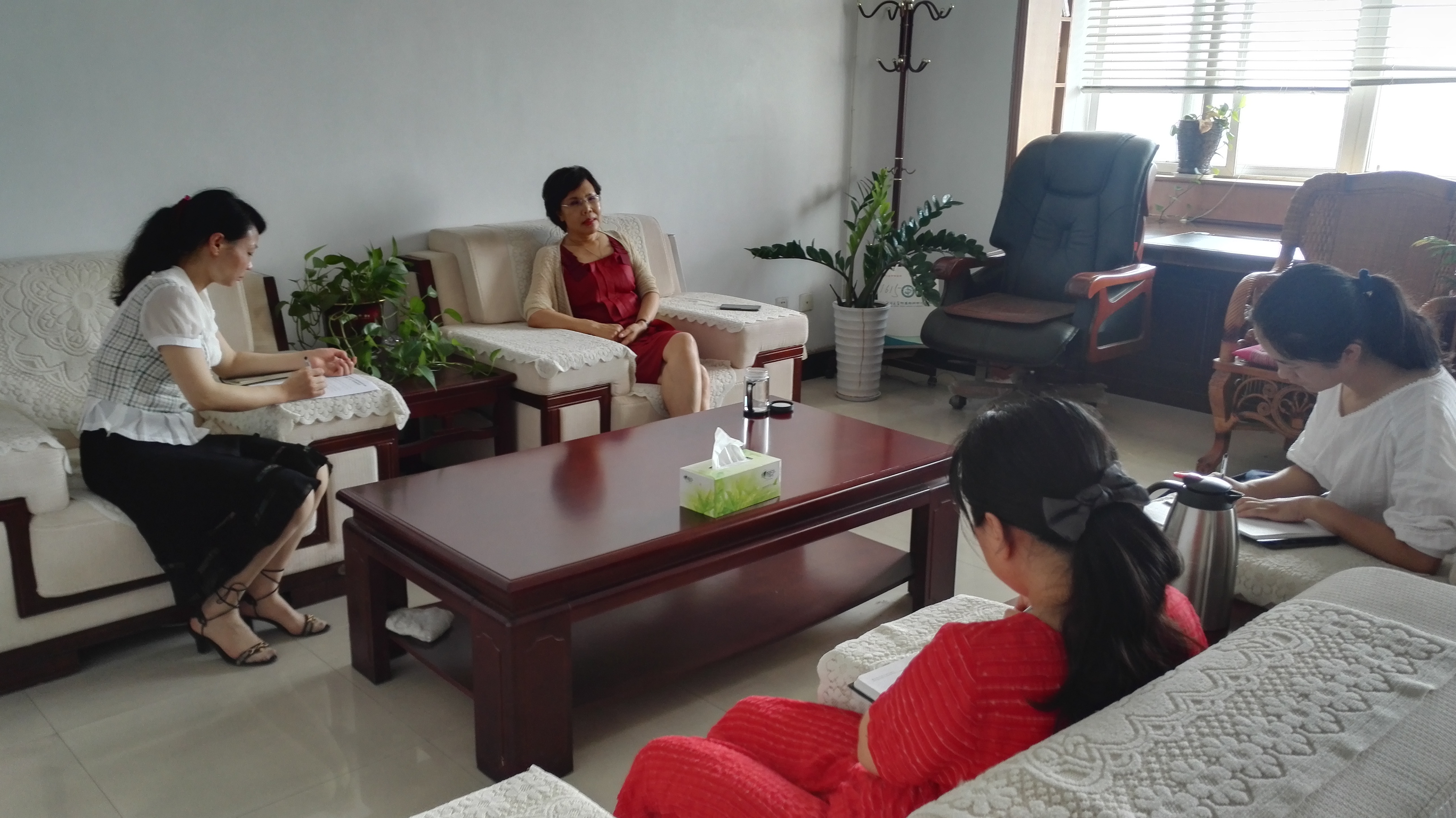 新郑市工商联深入省委十届六次全会暨省委工作会议精神和宪法(图1)
