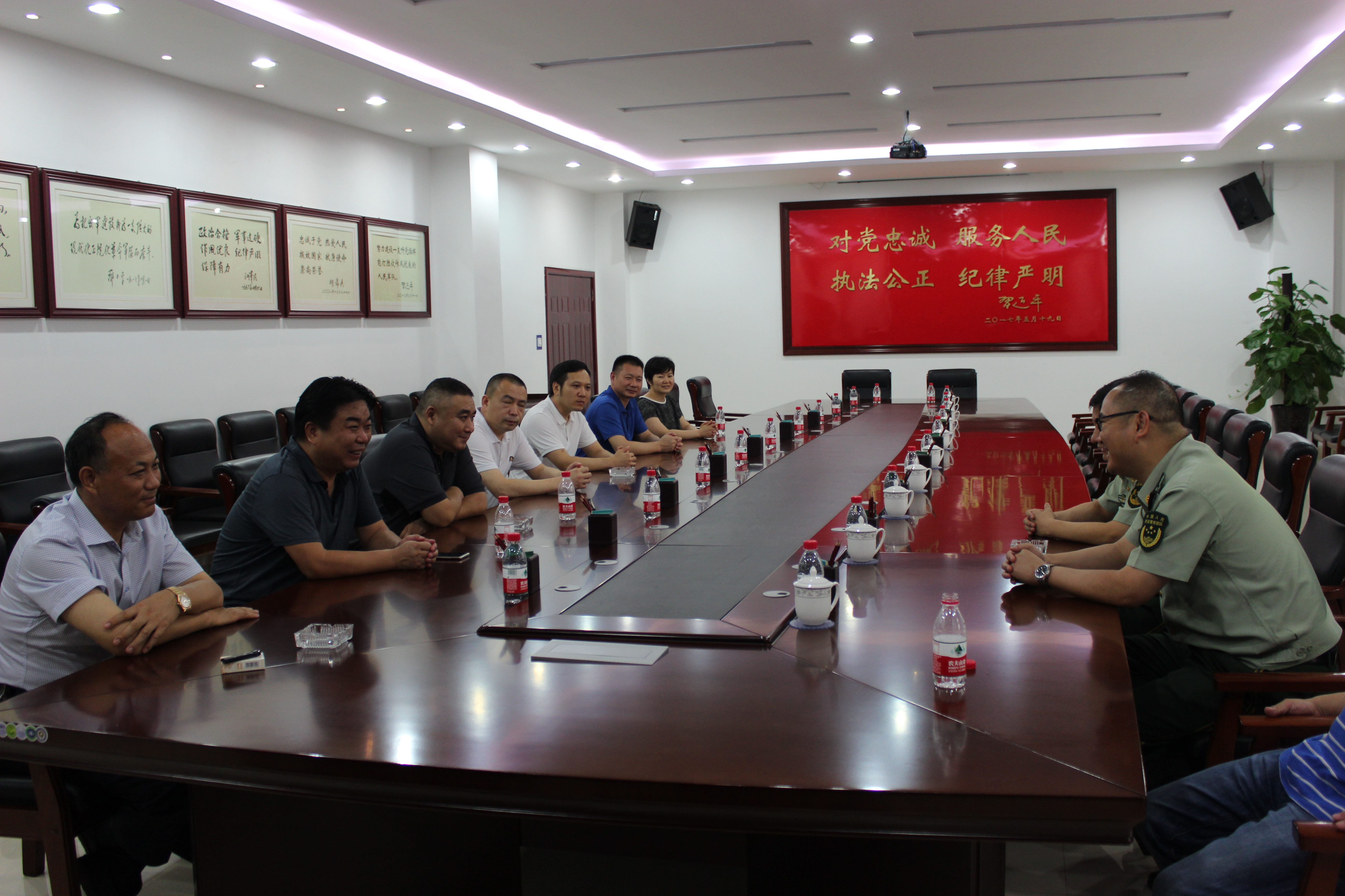 二七区工商联组织企业家慰问消防官兵(图2)