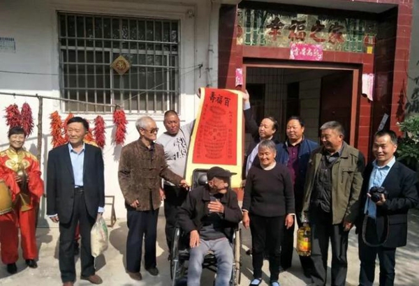 二七区樱桃沟景区商会组织民营企业家开展敬老爱老活动(图1)