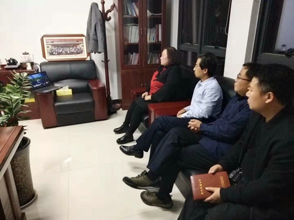 登封市工商联全体党员干部观看《榜样3》(图1)
