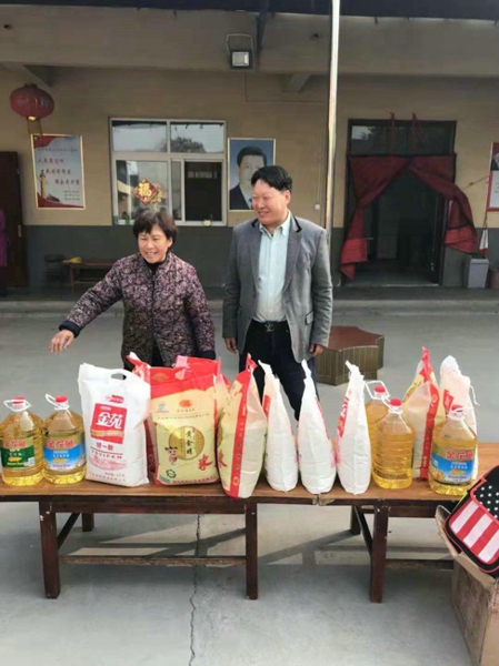 惠济区工商联组织非公企业看望慰问爱心奶奶丁巧荣(图1)