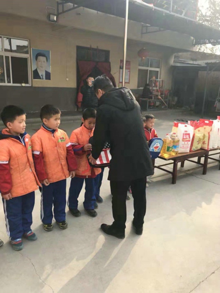 惠济区工商联组织非公企业看望慰问爱心奶奶丁巧荣(图2)