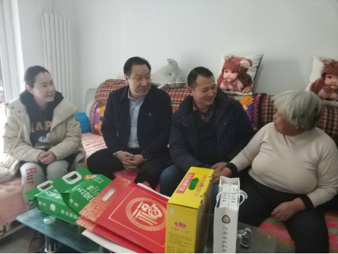 高新区党群工作部（工商联）联合农工党高新支部走访困难家庭(图1)