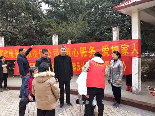 管城区街道商会组织商会会员单位开展“用心服务爱如家人”爱心义剪活动(图1)