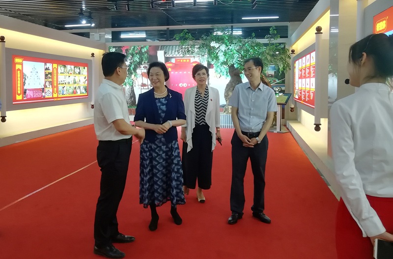 省工商联主席梁静到新郑好想你调研座谈(图1)