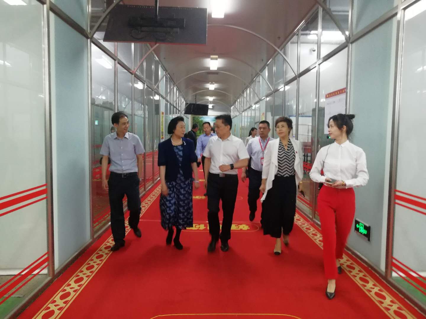 省工商联主席梁静到新郑好想你调研座谈(图3)