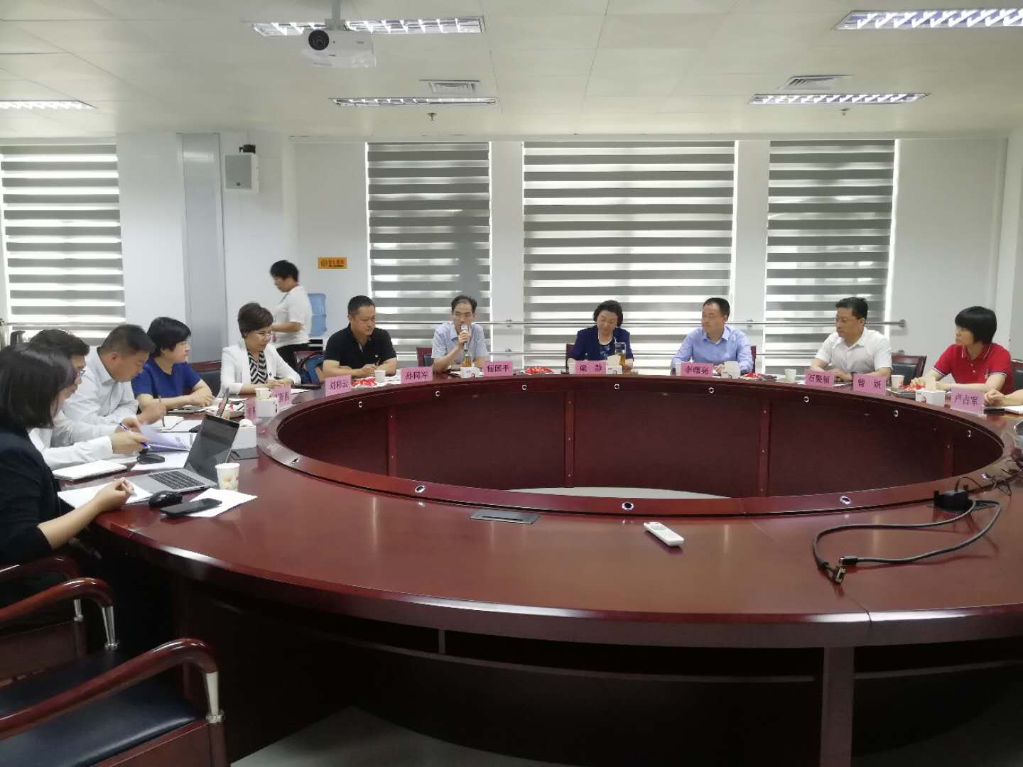 省工商联主席梁静到新郑好想你调研座谈(图4)