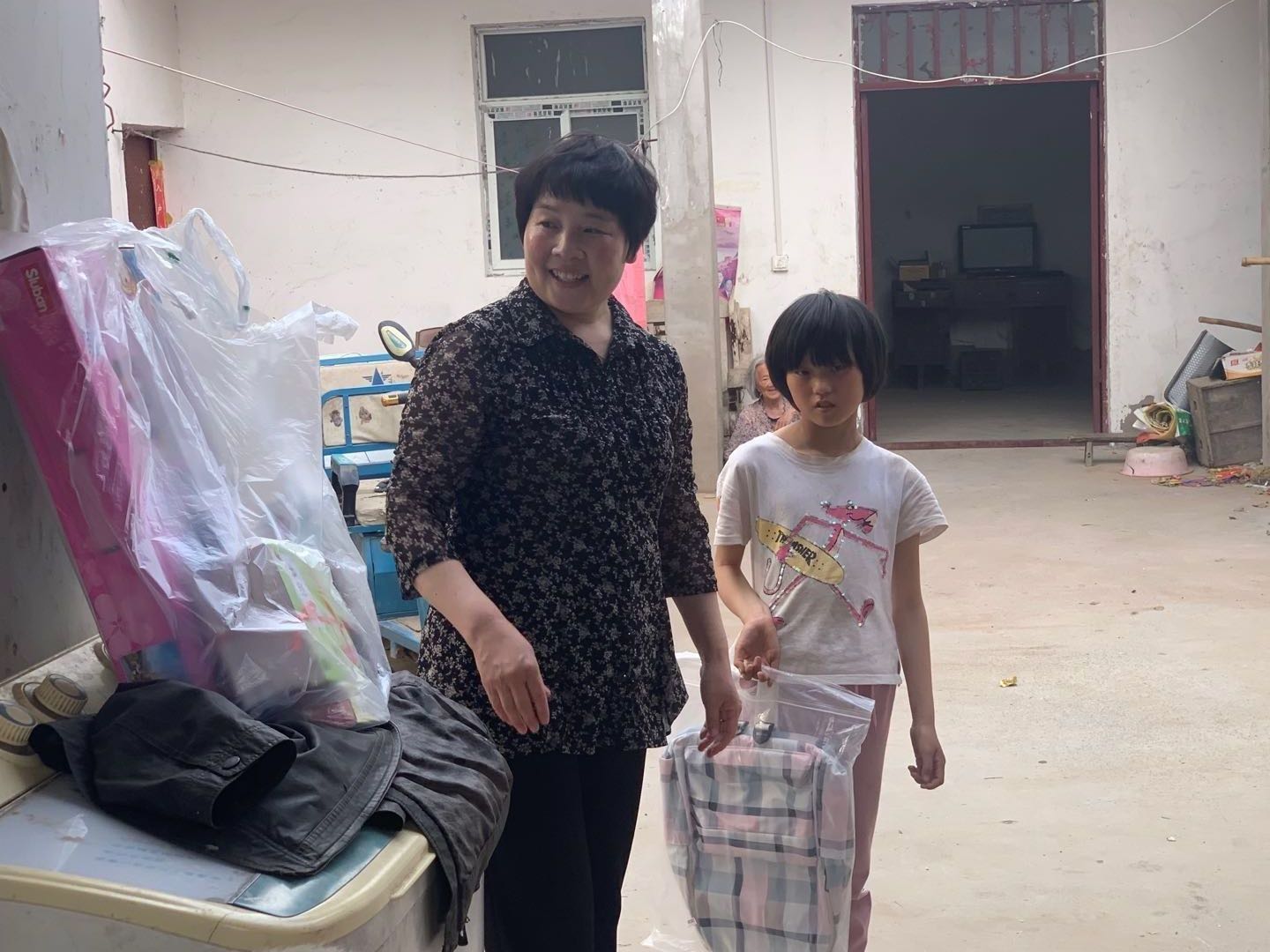 爱心企业“庆六一·迎端午”慰问贫困学生(图3)