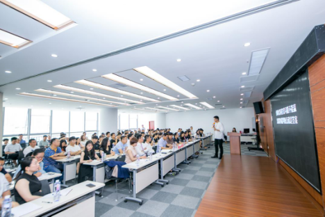 管城区工商联举办法律服务进企业活动(图1)