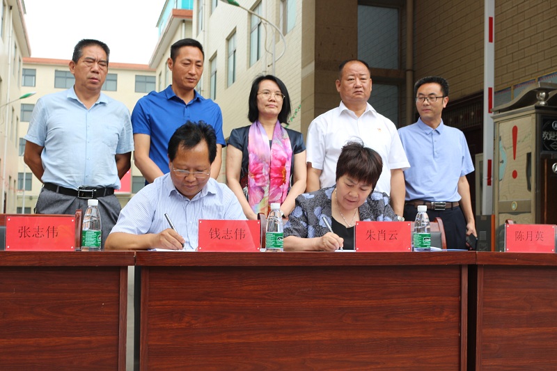 河南农业职业学院与中牟县裕康酱菜厂 校企合作签约暨揭牌仪式隆重举行(图3)
