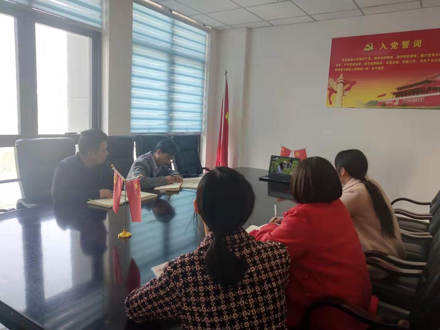 登封市工商联全体在职职工集体收看全国脱贫攻坚奖特别节目(图1)