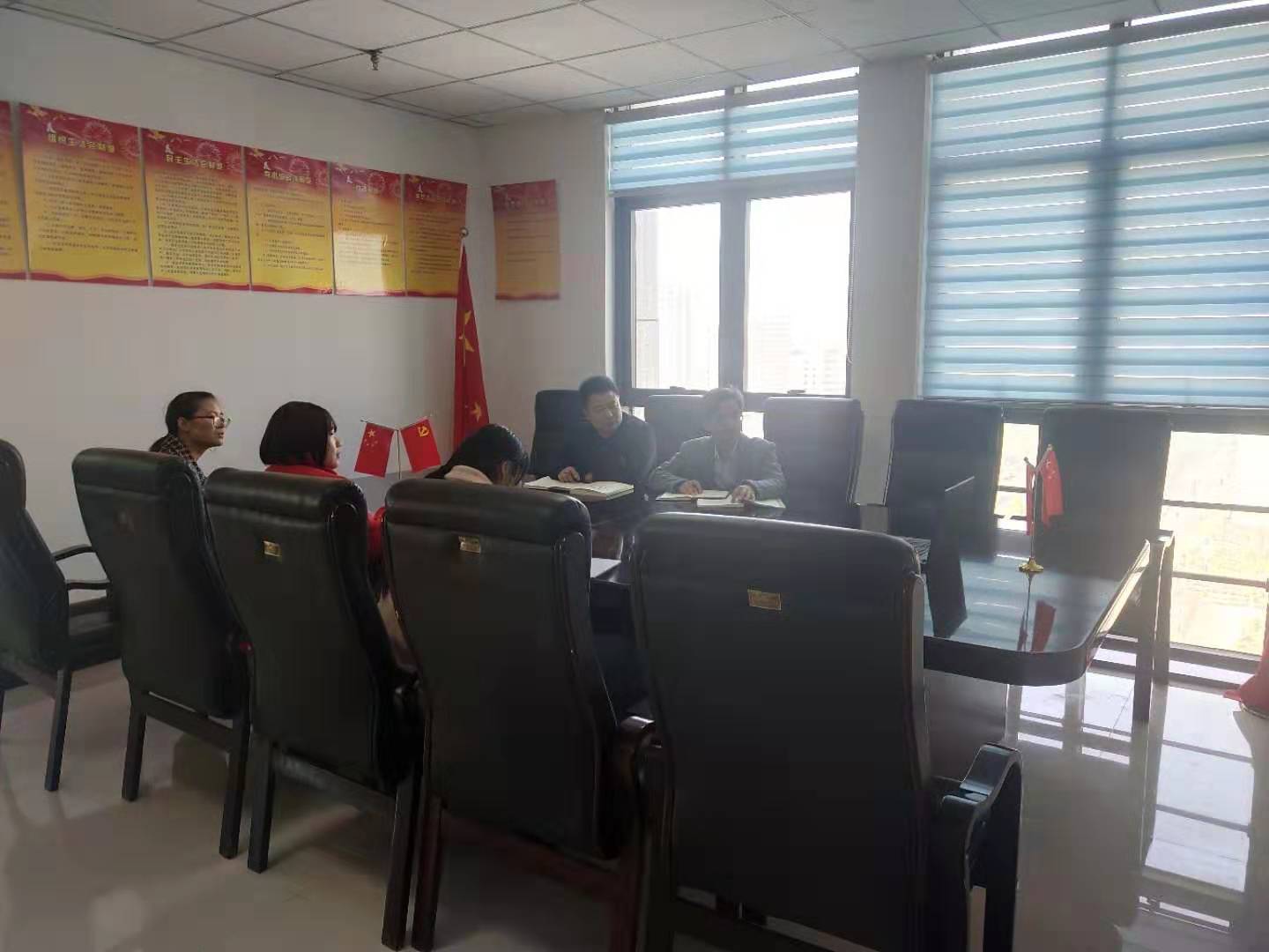 登封市工商联干部职工集中观看《榜样4》，感受榜样的力量(图1)