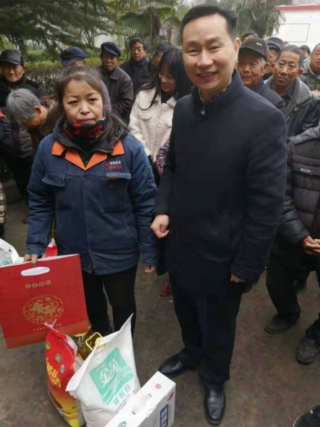 新密市工商联开展“情暖姚山村”精准扶贫春节慰问活动(图3)