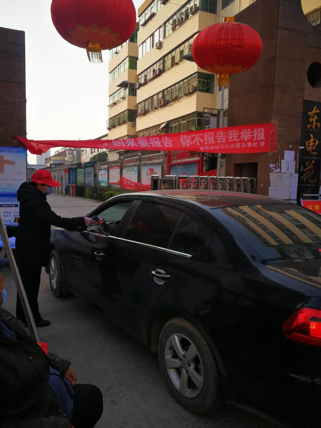 新郑市工商联机关人员积极下沉社区开展志愿服务活动(图1)