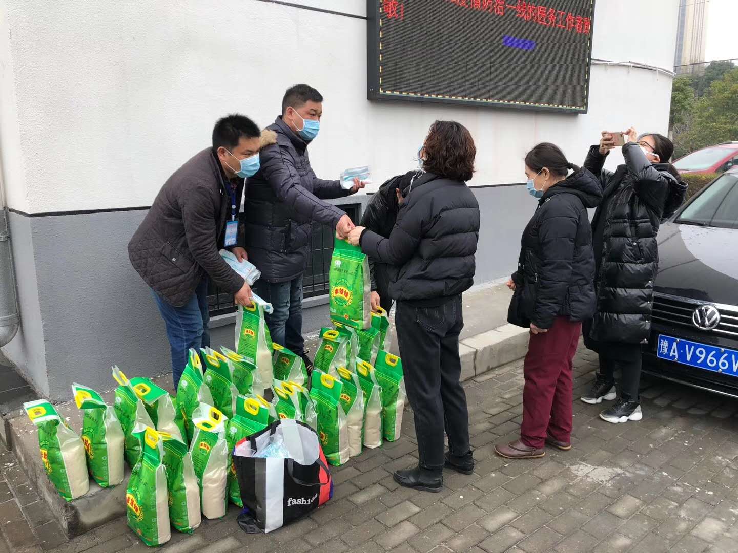 管城区工商联联系爱心企业慰问辖区空巢老人(图2)