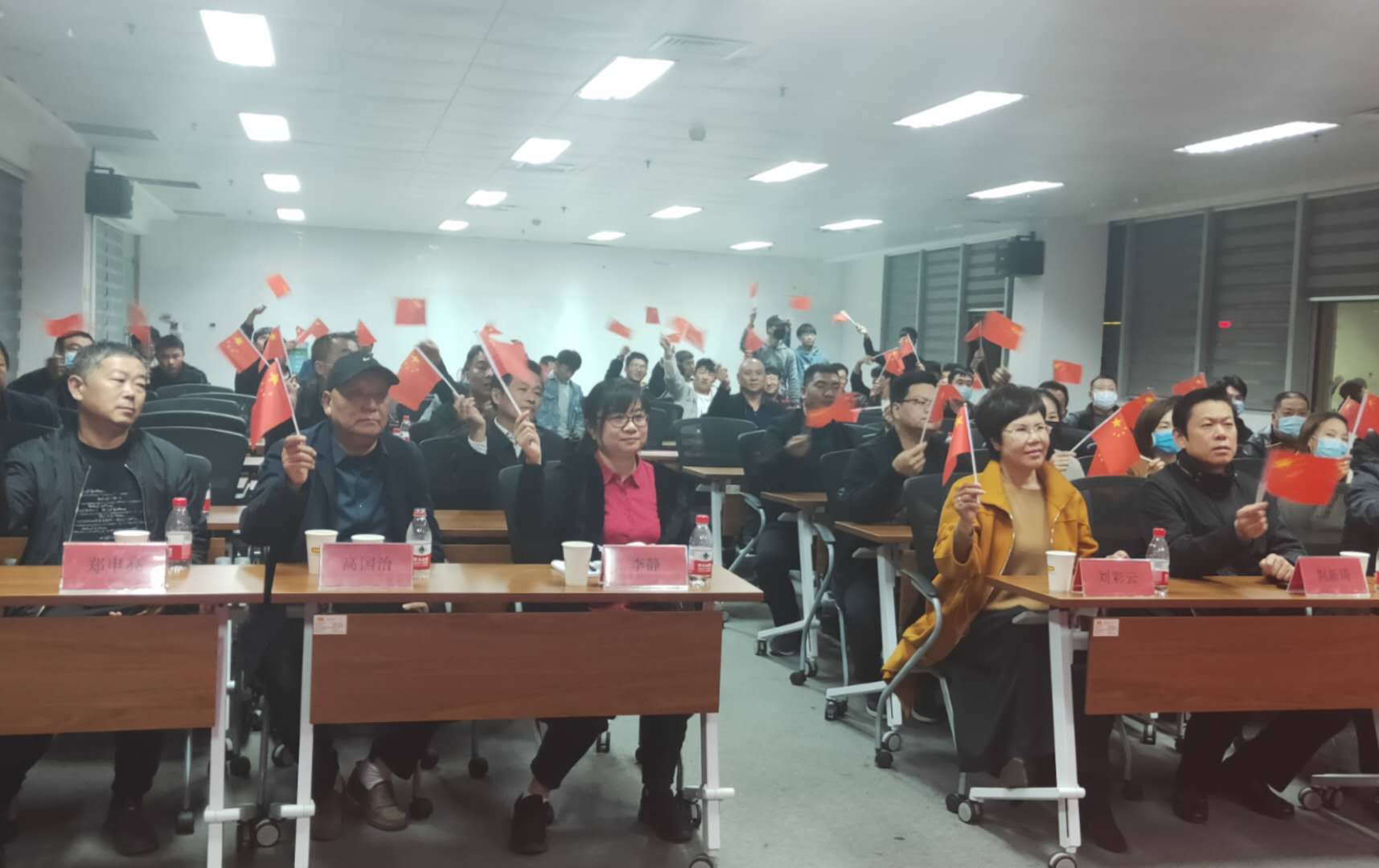 新郑市工商联组织民营企业家观看十九届五中全会精神讲座(图1)