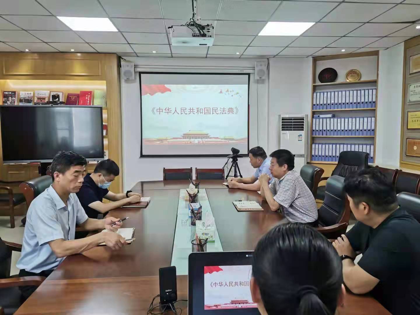 郑州市工商联召开中心组学习扩大会议(图1)