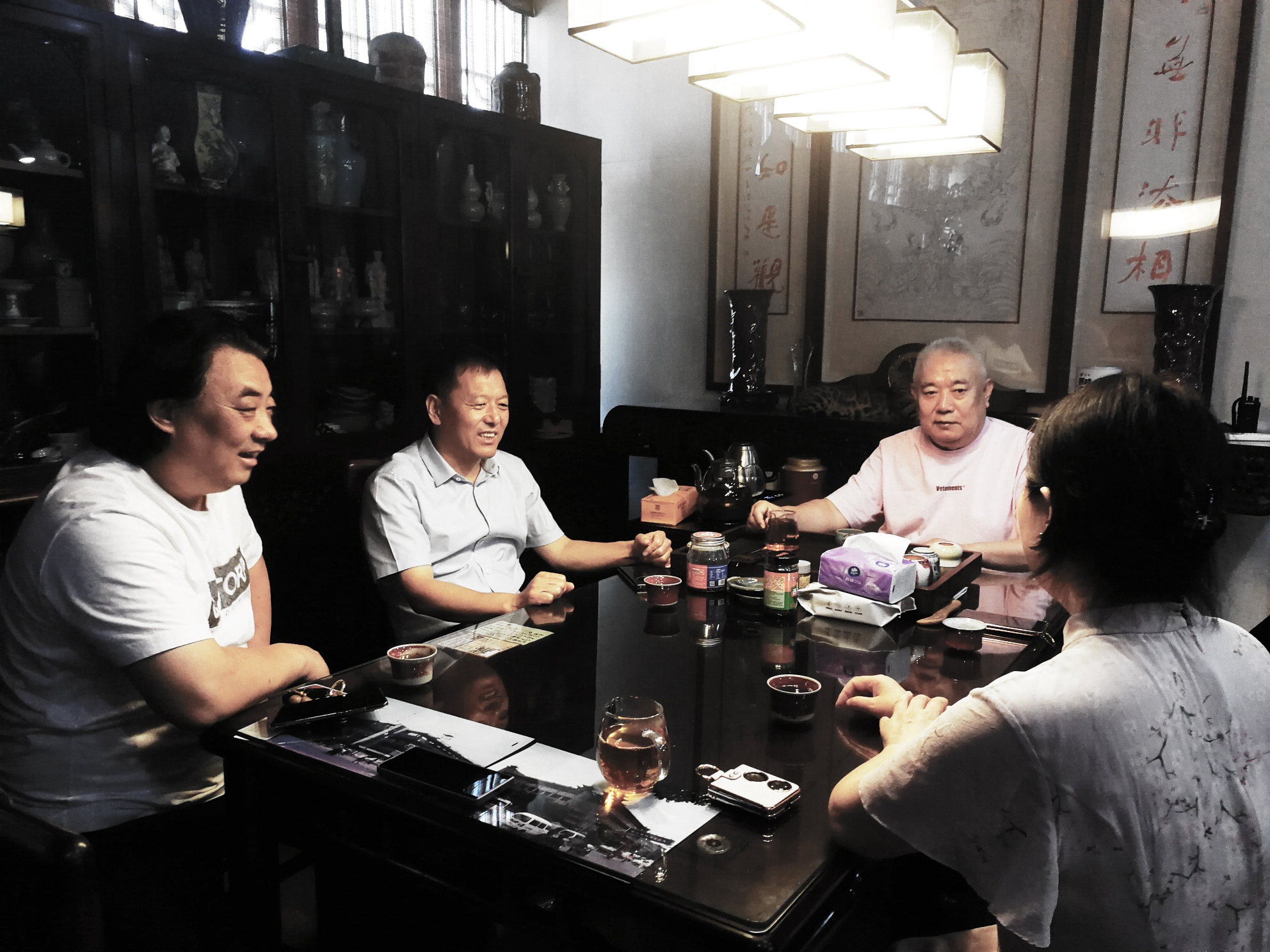 郑州市古玩业商会蒋继明会长与兰考县政协党组书记、主席刘广亮带领的经贸考察团开展经贸座谈(图2)