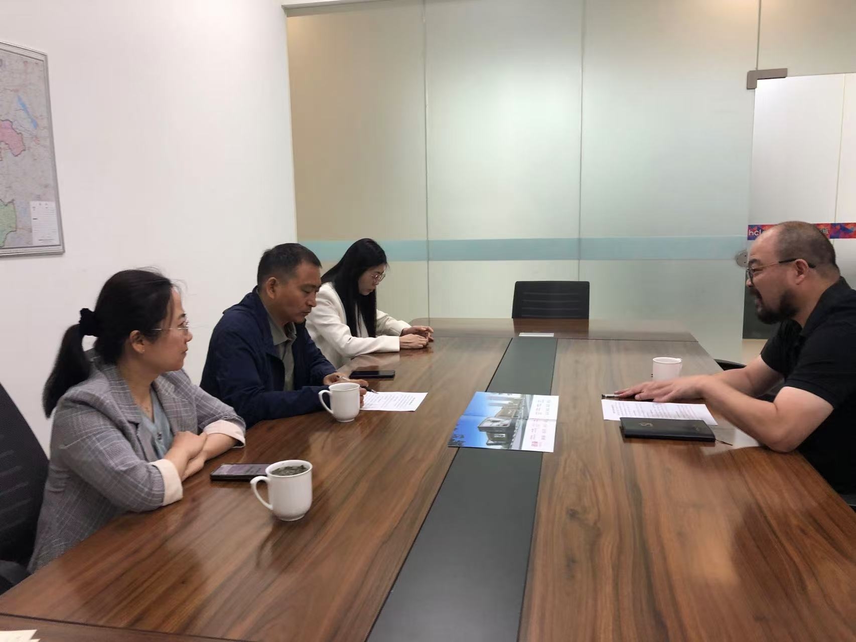 中牟新区工商联走访郑州海宁皮革城(图1)