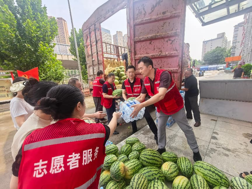 盛夏送清凉致敬一线 爱心购瓜助农惠民 郑州市青商会双线公益彰显青年担当(图2)