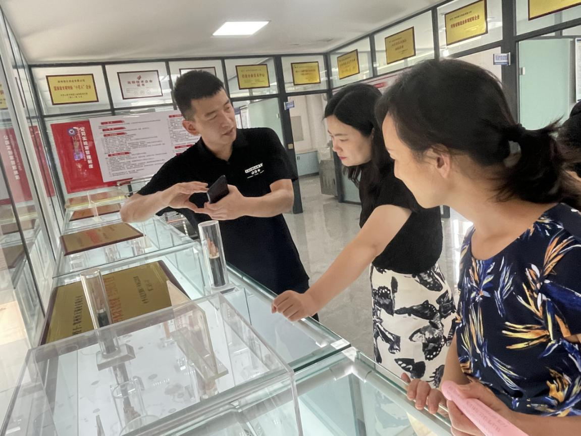 新郑市领导调研基层商会换届工作(图1) 新郑市领导调研基层商会换届工作(图1)