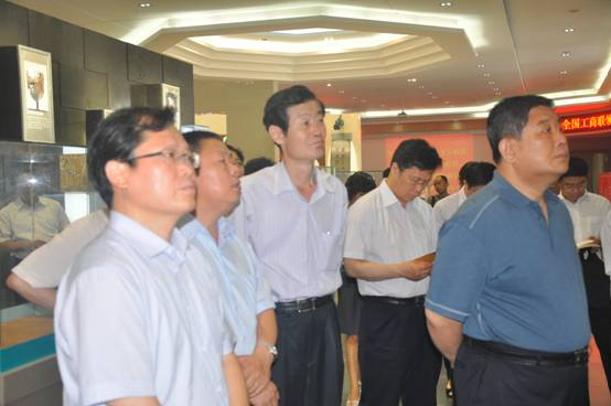 全国非公有制经济人士理想信念教育实践活动领导小组赴郑州调研(图2) 全国非公有制经济人士理想信念教育实践活动领导小组赴郑州调研(图2)