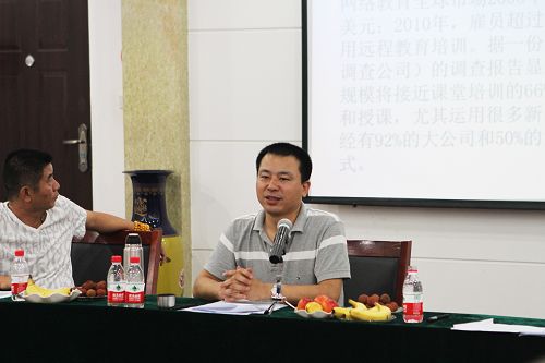 郑州市工商联钢铁贸易会长黄涛要求会员企业扎实有效开展理想信念教育实践活动(图1) 郑州市工商联钢铁贸易会长黄涛要求会员企业扎实有效开展理想信念教育实践活动(图1)