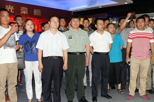 郑州市工商联钢铁贸易商会组织民营企业家走进高炮部队和官兵面对面交流理想信念(图2)